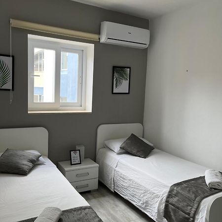 F3 Room 3, Private Room Two Single Beds Shared Bathroom Msida Bagian luar foto