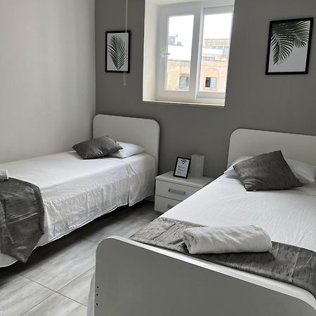 F3 Room 3, Private Room Two Single Beds Shared Bathroom Msida Bagian luar foto