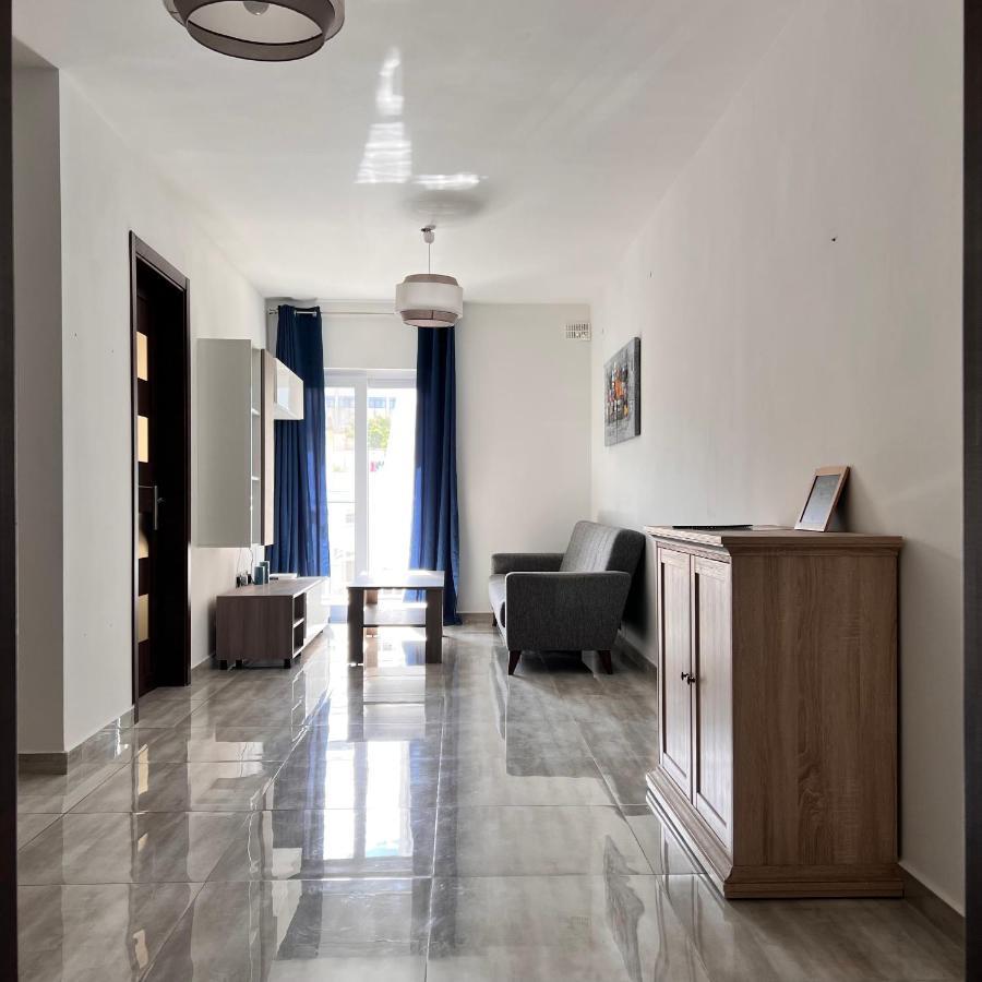 F3 Room 3, Private Room Two Single Beds Shared Bathroom Msida Bagian luar foto
