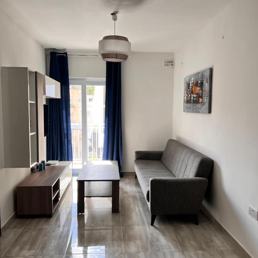F3 Room 3, Private Room Two Single Beds Shared Bathroom Msida Bagian luar foto