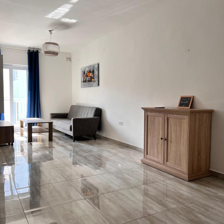 F3 Room 3, Private Room Two Single Beds Shared Bathroom Msida Bagian luar foto