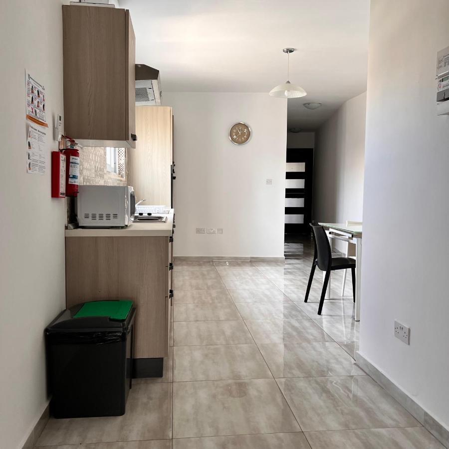 F3 Room 3, Private Room Two Single Beds Shared Bathroom Msida Bagian luar foto