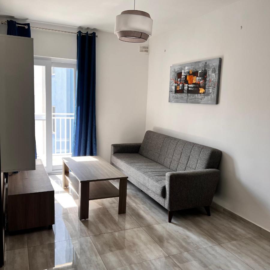 F3 Room 3, Private Room Two Single Beds Shared Bathroom Msida Bagian luar foto