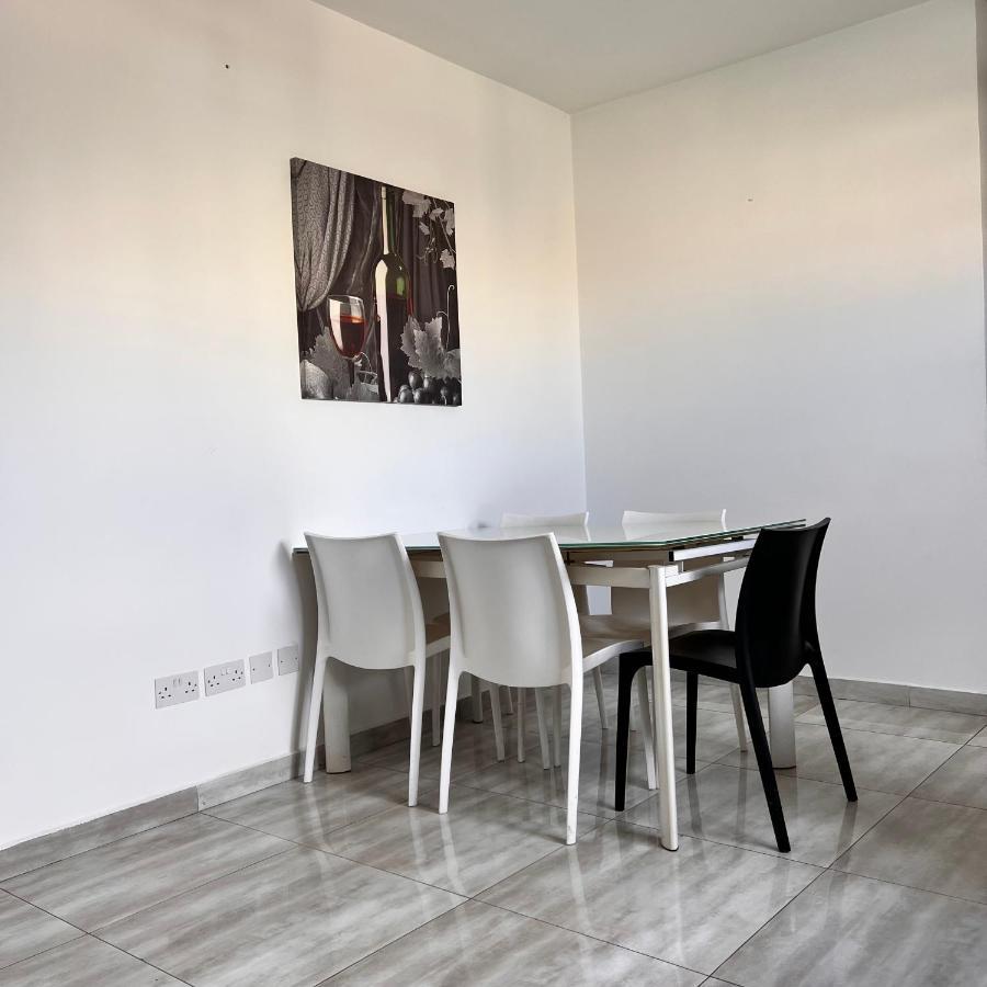 F3 Room 3, Private Room Two Single Beds Shared Bathroom Msida Bagian luar foto