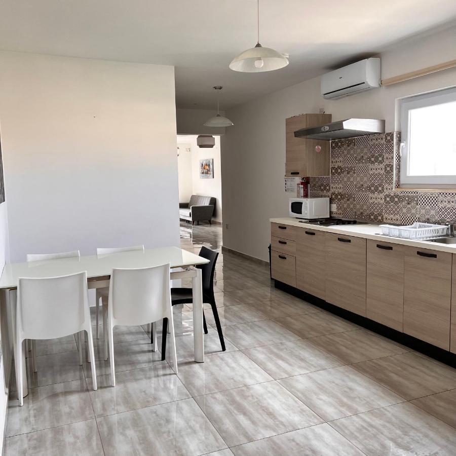 F3 Room 3, Private Room Two Single Beds Shared Bathroom Msida Bagian luar foto