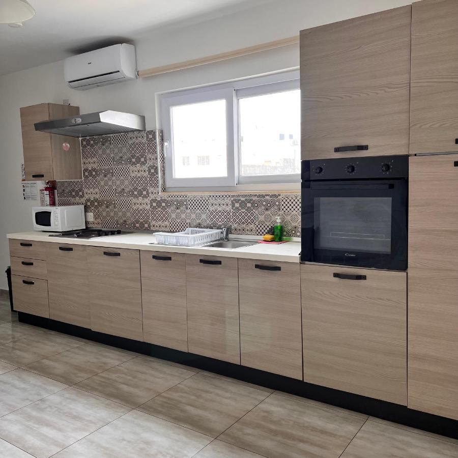 F3 Room 3, Private Room Two Single Beds Shared Bathroom Msida Bagian luar foto