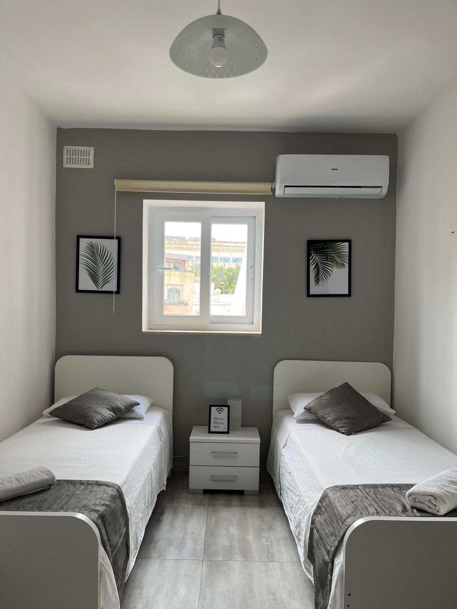 F3 Room 3, Private Room Two Single Beds Shared Bathroom Msida Bagian luar foto