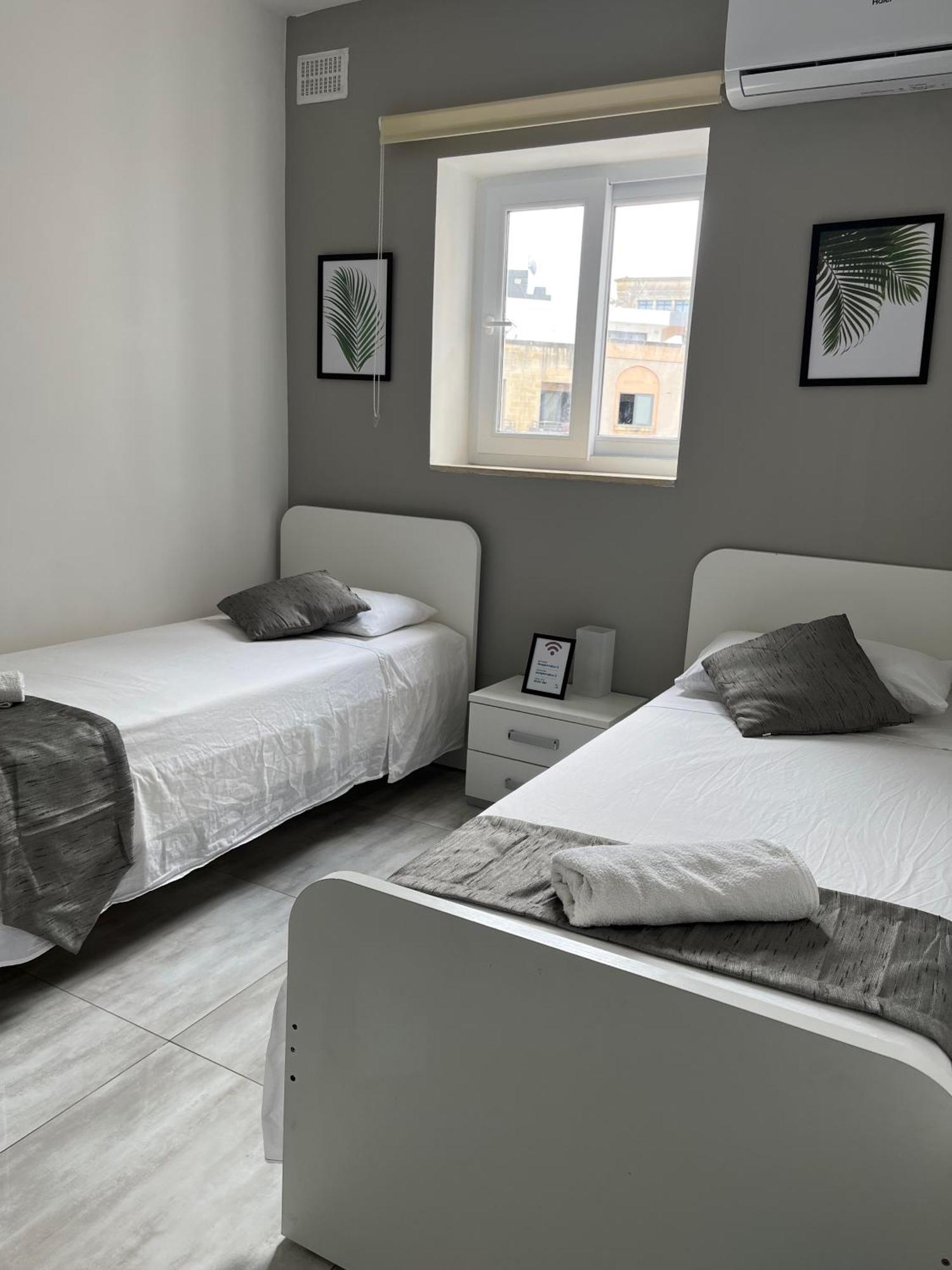 F3 Room 3, Private Room Two Single Beds Shared Bathroom Msida Bagian luar foto